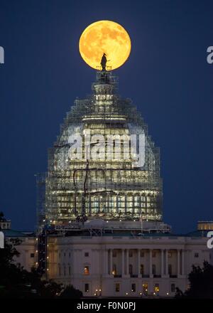 Una seconda luna piena del mese di luglio si erge alle spalle della cupola di Stati Uniti Capitol attualmente incased in impalcature per il restauro Luglio 31, 2015 a Washington, DC. Due lune piene durante lo stesso mese sono spesso indicati come Blue Moon. Foto Stock