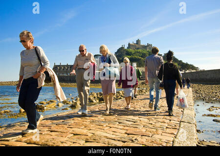 Vista orizzontale della gente che cammina attraverso la strada rialzata a St Michael's Mount, Cornwall. Foto Stock