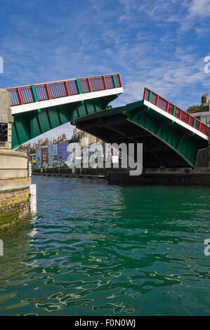 Vista verticale della città ponte essendo sollevata a Weymouth, Dorset. Foto Stock