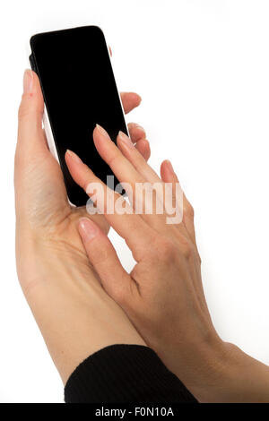Femmina isolato mani smart phone simile a iphone isolato con schermo nero Foto Stock