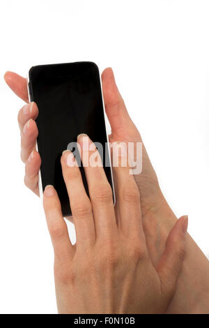 Femmina isolato mani smart phone simile a iphone isolato con schermo nero Foto Stock