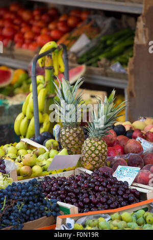 Cibo-stand con frutti esotici e uno dei mercati locali in Creta, Grecia, 2013 . Foto Stock