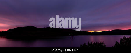 Clatteringshaws Loch in New Galloway Forest Park appena dopo il tramonto su una sera Nuvoloso. Foto Stock