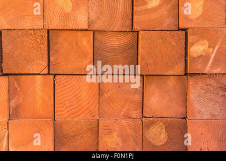 Square ciocchi di legna pila sfondo. Tronchetti di legno palo. Legno e industria di falegnameria Foto Stock