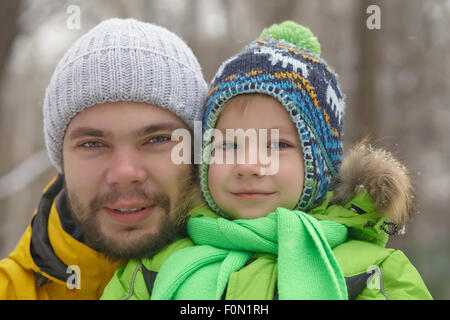 Padre e figlio in winter park Foto Stock