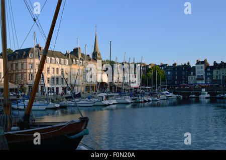 Le barche nel porto di Honfleur Foto Stock