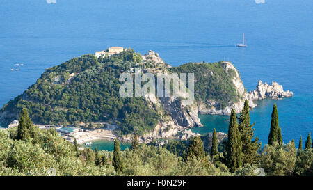 Vista sul monastero Paleokastrica a Corfu Grecia. Il mar Ionio. Vista aerea Foto Stock