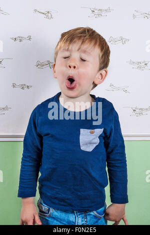 Little Boy facendo una buffa faccia Foto Stock