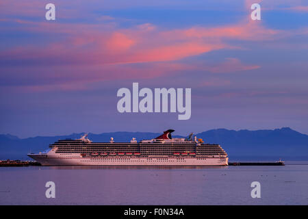 Lussuosa nave da crociera Carnival Legend attraccata a Ogden Point porto al tramonto-Victoria, British Columbia, Canada. Foto Stock
