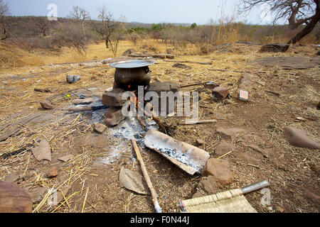 Recipiente di cottura sospeso sopra il campeggio in Mali vicino Kayes Foto Stock