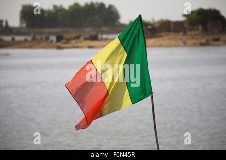 Mali bandiera galleggiante con il Delta del Niger dietro Foto Stock