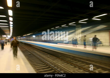 Treno Metro passando il pensiero una stazione, motion blur effetto, Egitto Foto Stock