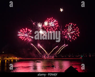 Plymouth, UK. 18 Agosto, 2015. L'inizio del Phoenix fuochi d'artificio entrata in British fuochi d'artificio Championships 2015 a Plymouth Regno Unito. I gusci di rosso riflettono nell'acqua di Plymouth sound come il display inizia a. Credito: Anna Stevenson/Alamy Live News Foto Stock