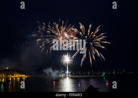 Plymouth, UK. 18 Agosto, 2015. Phoenix Fireworks display presso il British fuochi d'artificio Championships 2015. Blues e ori illuminano il cielo. Il display è stato progettato da Mark Friel. Credito: Anna Stevenson/Alamy Live News Foto Stock