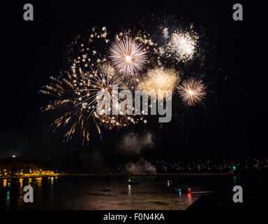 Plymouth, UK. 18 Agosto, 2015. Parte del Phoenix Fireworks display presso il British fuochi d' artificio campionati - 18 agosto 2015 a Plymouth Regno Unito. La società ha utilizzato 540kg di esplosivi per il display. Costo di circa £ 26.000. Credito: Anna Stevenson/Alamy Live News Foto Stock