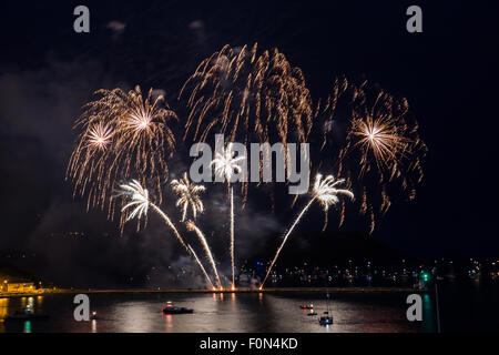 Plymouth, UK. 18 Agosto, 2015. I fuochi d'artificio dal Phoenix fuochi d'artificio al britannico Campionato di fuochi d'artificio preso 18 agosto 2015 a Plymouth Regno Unito. Il display appare come palme d'oro ed è stato progettato da Mark Friel. Credito: Anna Stevenson/Alamy Live News Foto Stock