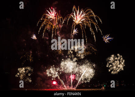 Plymouth, UK. 18 Agosto, 2015. Il display Spyrotechnics presso il British campionati di fuochi d'artificio 18 agosto 2015 a Plymouth Regno Unito. Con tutti i tipi di forme e colori. Credito: Anna Stevenson/Alamy Live News Foto Stock