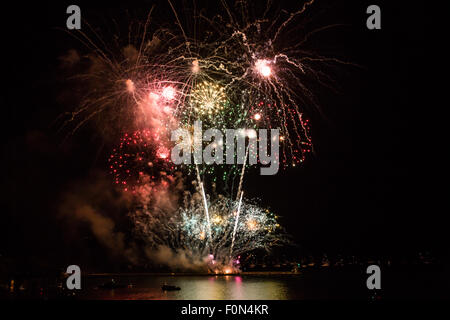 Plymouth, UK. 18 Agosto, 2015. Il display Spyrotechnics presso il British campionati di fuochi d'artificio 18 agosto 2015 a Plymouth Regno Unito. Con tutti i tipi di forme e colori come il display raggiunge il suo culmine. Credito: Anna Stevenson/Alamy Live News Foto Stock