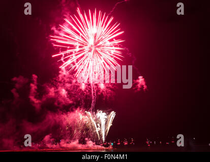 Plymouth, UK. 18 Agosto, 2015. L'Essex pirotecnica entrata in British fuochi d' artificio campionati 18 agosto 2015 tenutasi a Plymouth Regno Unito. Crimson Red riempie il cielo e il vento si alza leggermente per il terzo display sul primo giorno del British fuochi d' artificio campionati. Credito: Anna Stevenson/Alamy Live News Foto Stock