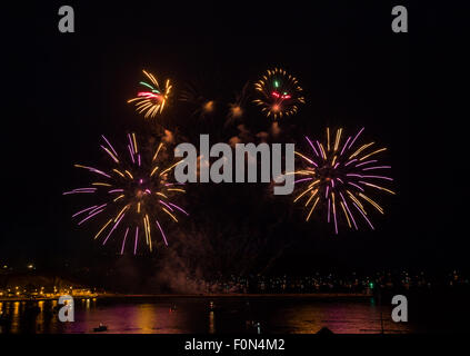 Plymouth, UK. 18 Agosto, 2015. Una varietà di forme e colori da Phoenix fuochi d'artificio durante la loro visualizzazione presso il British fuochi d' artificio campionati, giovedì, 18 agosto 2015. Questi sono il primo dei concorrenti nel settore della concorrenza. Phoenix fuochi d'artificio mostrare i loro display. Credito: Anna Stevenson/Alamy Live News Foto Stock