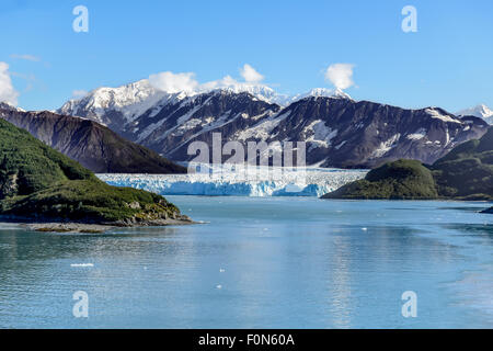 Ghiacciaio di Hubbard Alaska nave da crociera / nave da crociera in sole - Baia di disincanto in territorio di Yukon Canada - giorno di sole - riscaldamento globale & cielo blu Foto Stock