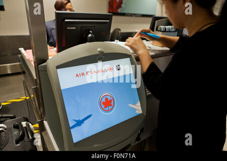 Air Canada Check-in self-service kiosk - Aeroporto Nazionale Ronald Reagan Washington, Washington DC, Stati Uniti d'America Foto Stock