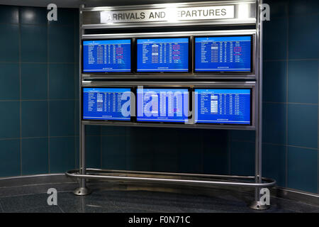 Le informazioni di volo scheda display all'Aeroporto Nazionale Ronald Reagan di Washington - USA Foto Stock