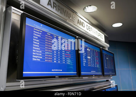 Le informazioni di volo scheda display all'Aeroporto Nazionale Ronald Reagan di Washington - USA Foto Stock