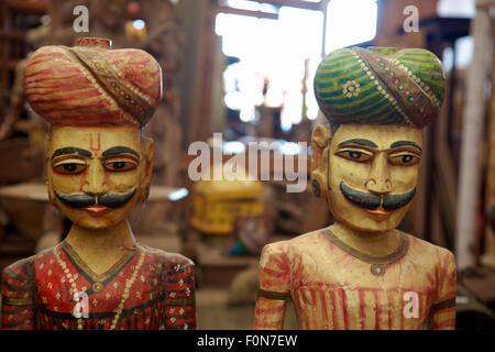 Due colorate sculture di legno nei locali di un negozio artigianale, India. Foto Stock