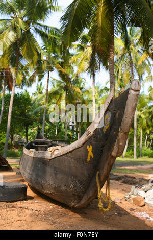 Tradizionale del Kerala barca pesce recante sulla spiaggia nei pressi di varkala con sfondo sfocato, India. Foto Stock