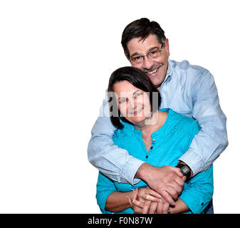 L uomo e la donna che abbraccia mentre sorridente isolato su bianco Foto Stock