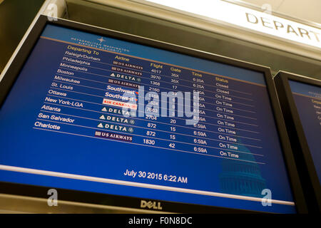 Le informazioni di volo scheda display all'Aeroporto Nazionale Ronald Reagan di Washington - USA Foto Stock