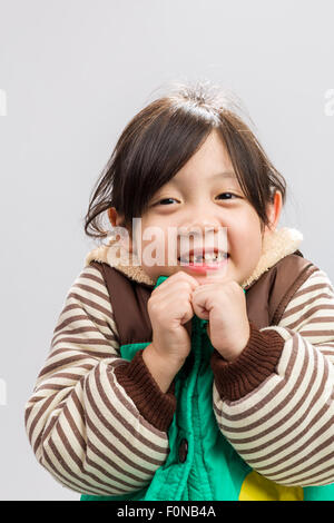 Carino ragazza asiatica brividi in cappotto, studio isolato sullo sfondo bianco. Foto Stock