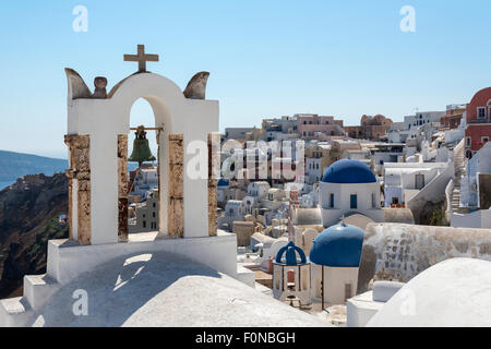 Il campanile e il villaggio di Oia - Santorini, Grecia Foto Stock