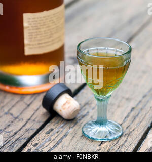 Vintage brandy in cristallo di vetro con una bottiglia e tappo in background Foto Stock