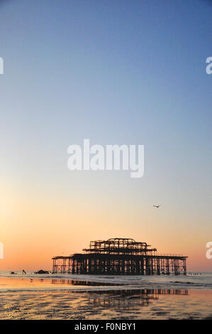 Il Molo Ovest di Brighton all'alba Foto Stock