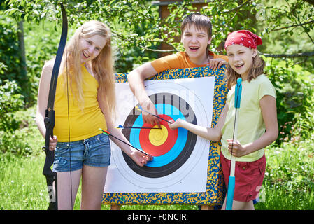 I bambini con archetto vicino a scopo di sport nella soleggiata giornata estiva Foto Stock
