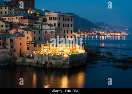 Boccadasse, distretto di Genova, durante una serata estiva Foto Stock