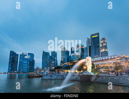 Il Merlion, simbolo della città di Singapore, centro città skyline, centro finanziario, il quartiere della finanza, del Fiume Singapore Foto Stock