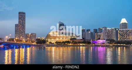 Skyline del centro, lo Stadio Nazionale, il fiume Singapore, Singapore Foto Stock