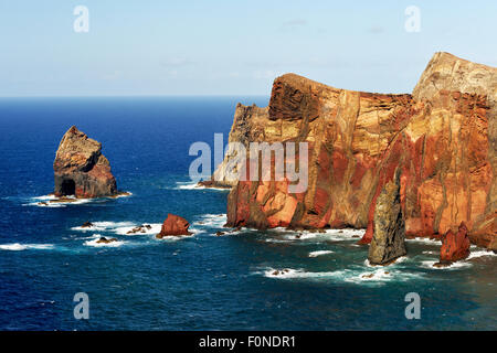 Costa rocciosa, Ponta de Sao Lourenco, Caniçal, Isola di Madeira, Portogallo Foto Stock