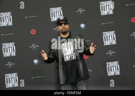 Berlino, Germania. 18 Agosto, 2015. Il cubo di ghiaccio alla premiere di 'diritto OUTTA COMPTON 'a Berlino. Credito: dpa picture alliance/Alamy Live News Foto Stock