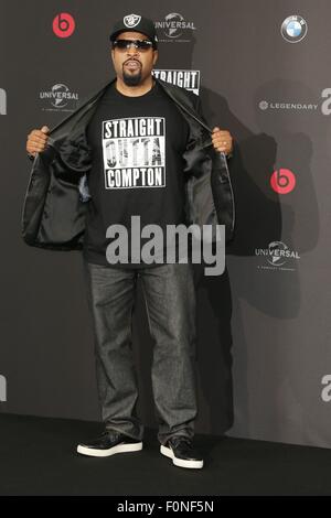 Berlino, Germania. 18 Agosto, 2015. Il cubo di ghiaccio alla premiere di 'diritto OUTTA COMPTON 'a Berlino. Credito: dpa picture alliance/Alamy Live News Foto Stock