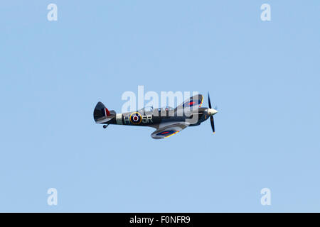 Spitfire sorvolano East Sussex a Eastbourne Air Show, 14 agosto 2015, Inghilterra, Regno Unito Foto Stock