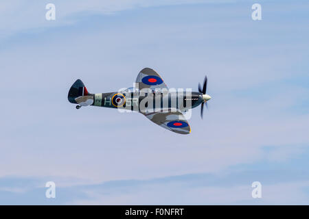 Spitfire sorvolano East Sussex a Eastbourne Air Show, 14 agosto 2015, Inghilterra, Regno Unito Foto Stock