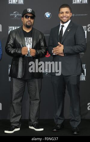 Berlino, Germania. 18 Agosto, 2015. Il rapper Ice Cube e suo figlio, attore O'Shea Jackson Jr. alla premiere di 'diritto OUTTA COMPTON 'a Berlino. Credito: dpa picture alliance/Alamy Live News Foto Stock