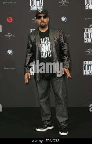 Berlino, Germania. 18 Agosto, 2015. Il cubo di ghiaccio alla premiere di 'diritto OUTTA COMPTON 'a Berlino. Credito: dpa picture alliance/Alamy Live News Foto Stock