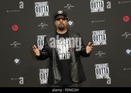 Berlino, Germania. 18 Agosto, 2015. Il cubo di ghiaccio alla premiere di 'diritto OUTTA COMPTON 'a Berlino. Credito: dpa picture alliance/Alamy Live News Foto Stock