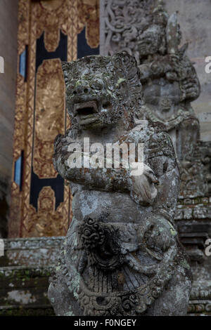 Statue nei templi Balinese Foto Stock