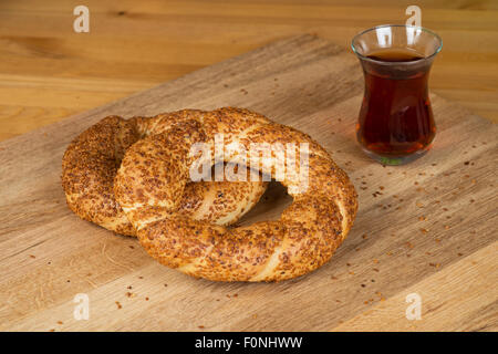 Bagno turco bagel (Simit) con il tradizionale tè turco Foto Stock